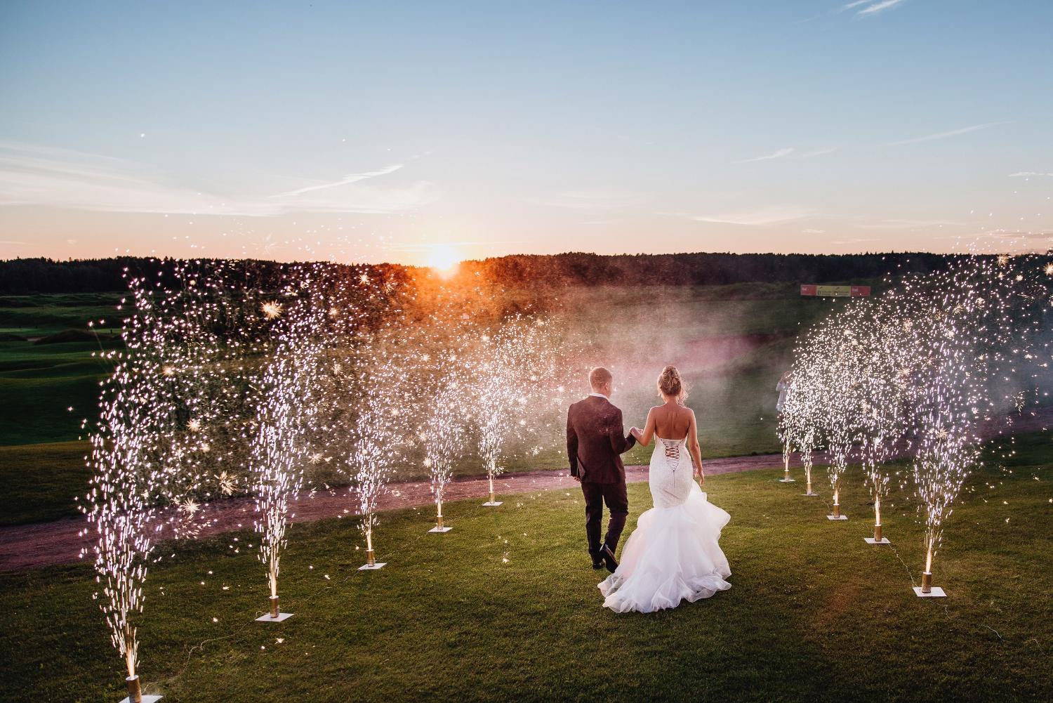 Дорожка из пиротехнических фонтанов на свадьбу